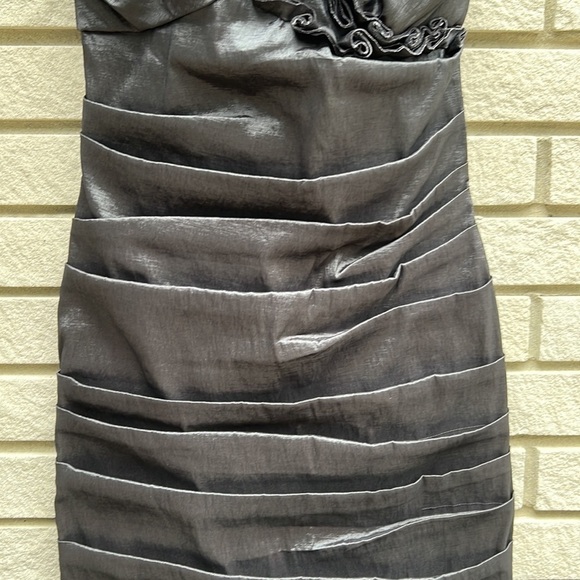 MAX and Cleo Metallic Pleated Floral Detail Dress Sz 8 - Picture 4 of 11